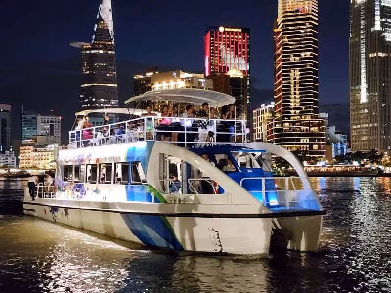 El autobús fluvial de dos pisos (Saigon WaterGo), de la compañía Thuong Nhat. 