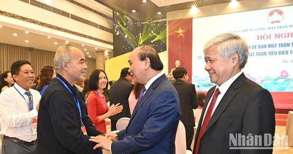 El presidente vietnamita y los delegados en la conferencia. 