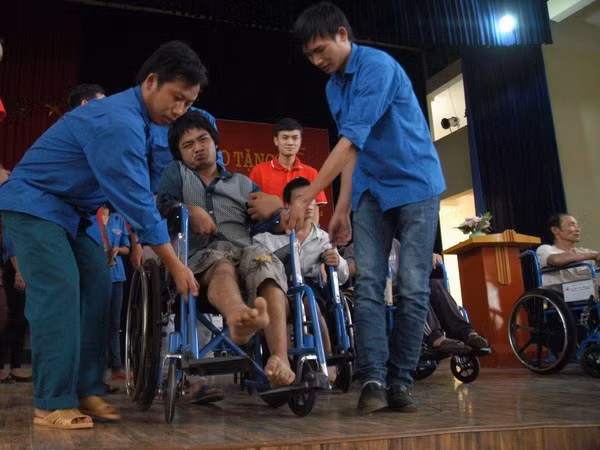 Entregan silla de ruedas a discapacitados. (Foto: VNA)