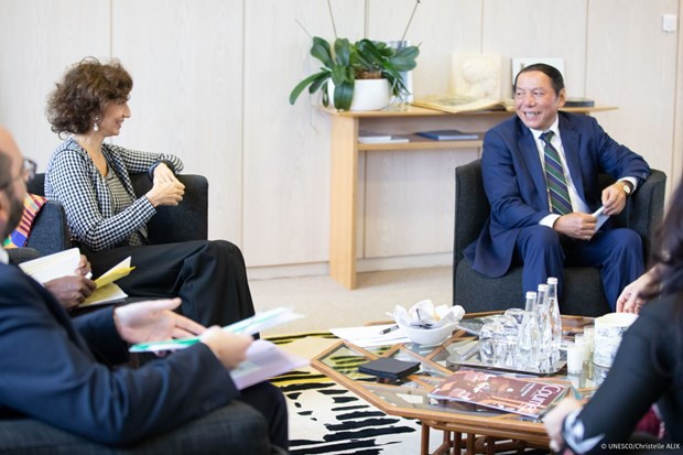 Audrey Azoulay, directora general de la Unesco, recibe al ministro de Cultura, Deportes y Turismo, Nguyen Van Hung. (Foto: VNA)