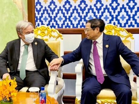 El primer ministro de Vietnam, Pham Minh Chinh, y el secretario general de las Naciones Unidas, Antonio Guterres. (Fotografía: VNA)