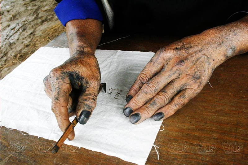Ly Thi Ninh es una de las mujeres que domina mejor las técnicas de bordado, tejido y pintura con cera de abejas en la aldea de Trong Tong, comuna de Che Cu Nha, distrito de Mu Cang Chai, provincia de Yen Bai. (Foto: Revista Ilustrada de Vietnam) 