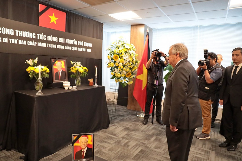El secretario general de la ONU, Antonio Guterres, rinde homenaje póstumo al secretario general del PCV, Nguyen Phu Trong, en la sede de la misión permanente de Vietnam en Nueva York. (Foto: VNA)