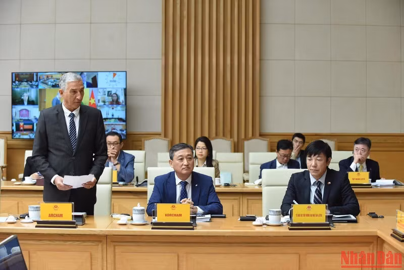 Representante de la Cámara Estadounidense de Comercio (AMCHAM), interviene en la reunión. Representante de la Cámara Estadounidense de Comercio (AMCHAM), interviene en la reunión.