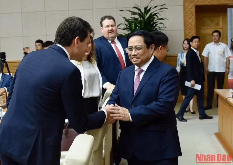 El primer ministro, Pham Minh Chinh, y los delegados en la conferencia. El primer ministro, Pham Minh Chinh, y los delegados en la conferencia.