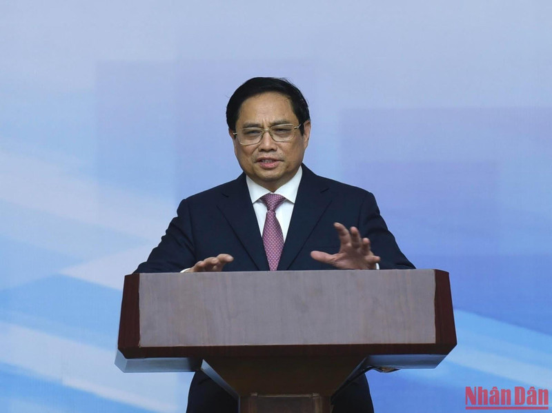 El primer ministro, Pham Minh Chinh, habla en la reunión. (Fotografía: Nhan Dan)