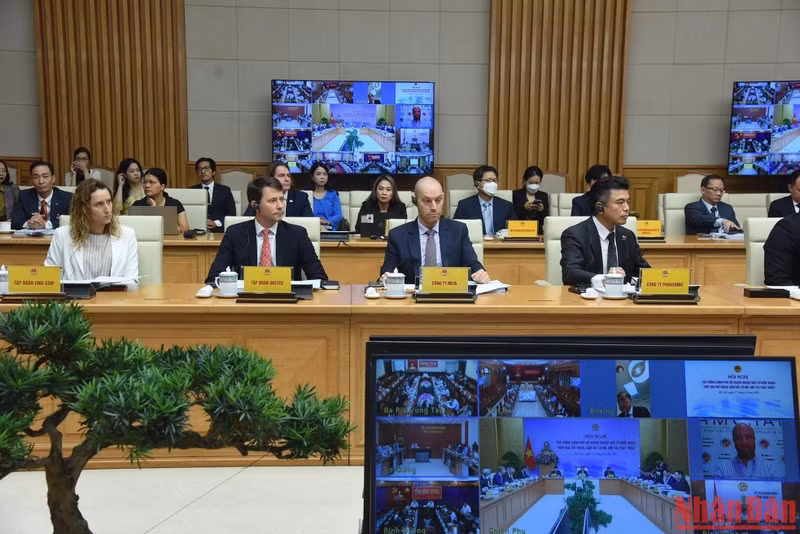 Representantes de las asociaciones comerciales y empresas de inversión extranjera en Vietnam. Representantes de las asociaciones comerciales y empresas de inversión extranjera en Vietnam.