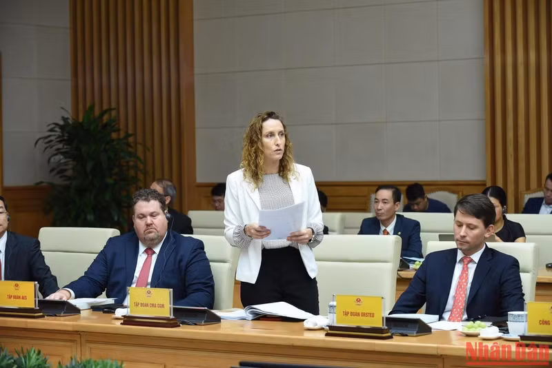 Representante de la empresa francesa de transporte CMA CGM en la cita. Representante de la empresa francesa de transporte CMA CGM en la cita.