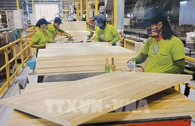 Los trabajadores de una fábrica de madera preparan productos para exportación. (Foto: VNA)