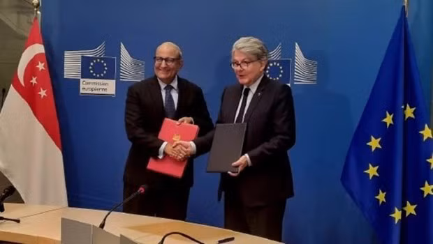 El ministro encargado de Relaciones Comerciales de Singapur, S Iswaran, y el comisario europeo de Mercado Interior, Thierry Breton, firman la Asociación Digital UE-Singapur. (Fotografía: channelnewsasia)