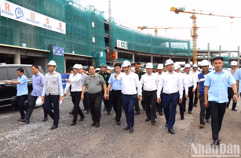 El primer ministro Pham Minh Chinh inspecciona el progreso de la terminal de pasajeros del aeropuerto de Long Thanh.