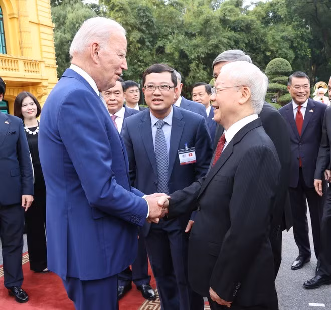 El secretario general del Partido Comunista de Vietnam, Nguyen Phu Trong, recibe al presidente de Estados Unidos, Joe Biden, durante la visita de este último al país (Hanói, el 10 de septiembre de 2023). (Foto: Tri Dung-VNA)