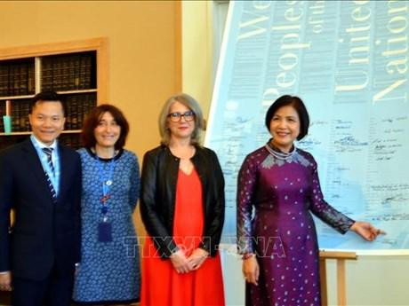 Le Thi Tuyet Mai, representante permanente de Vietnam ante la ONU, la Organización Mundial del Comercio (OMC) y otros organismos internacionales en Ginebra, firma el cartel de la Carta de la ONU. (Fotografía: VNA)
