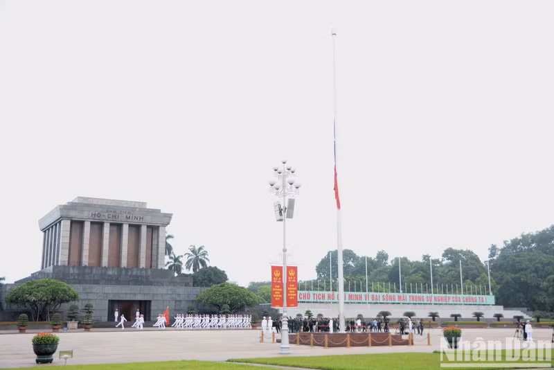 La ceremonia de izamiento de bandera nacional a media asta tuvo lugar a las 6:00 horas del 25 de julio en la plaza Ba Dinh, en Hanói. 