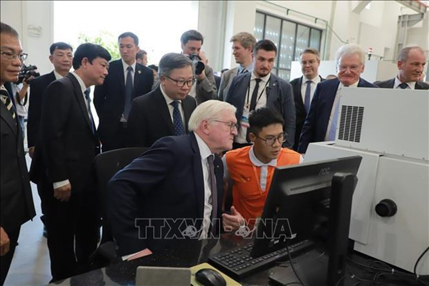 El presidente de Alemania, Frank-Walter Steinmeier, visita la Universidad Vietnam-Alemania. (Foto: VNA)