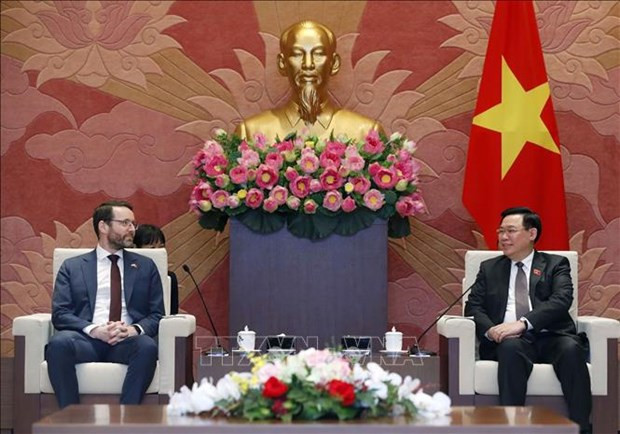 El presidente de la Asamblea Nacional de Vietnam, Vuong Dinh Hue (derecha) recibe al embajador británico en Hanói, Ian Frew. (Foto: VNA) 