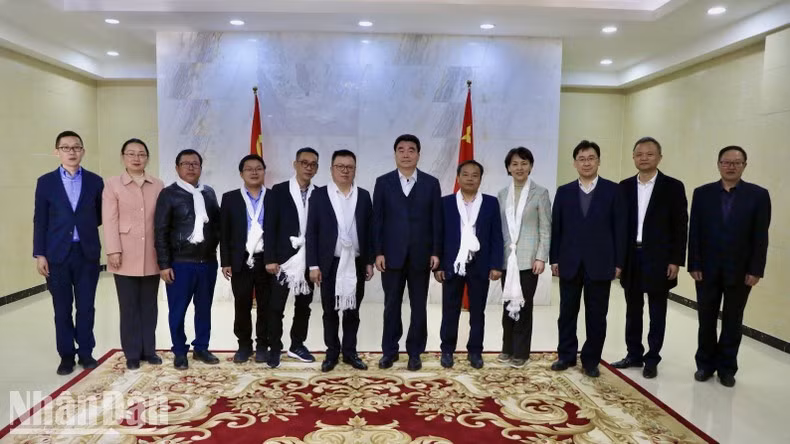 La delegación de Nhan Dan y los delegados de Tíbet. La delegación de Nhan Dan y los delegados de Tíbet.