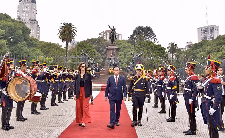 El presidente de la AN de Vietnam, Vuong Dinh Hue, revisa la guardia de honor en el Monumento dedicado al General D. José de San Martín. (Foto: Le Tuyet)
