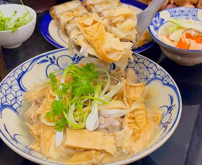 Sopa de brotes de bambú cocida a fuego lento con manitas de cerdo.