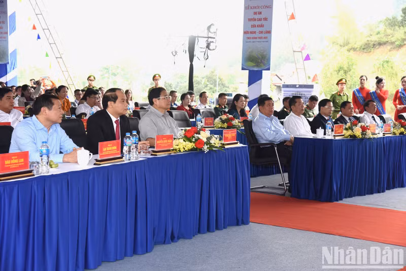 Minh Chinh asiste al acto.