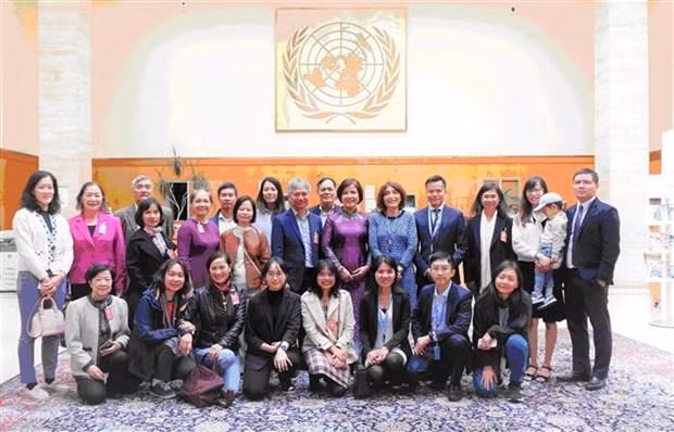 La embajador Le Thi Tuyet Mai y otros miembros de la misión vietnamita en la Biblioteca de las Naciones Unidas en Ginebra. (Fotografía: VNA)