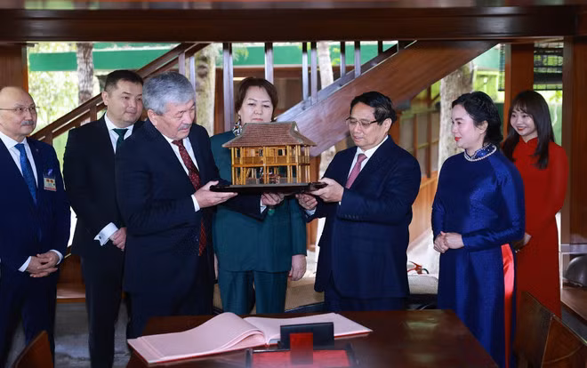 El primer ministro vietnamita, Pham Minh Chinh, y su homólogo de Kirguistán, Adylbek Kasymaliev, visitan el sitio conmemorativo al Presidente Ho Chi Minh. (Foto: VNA)