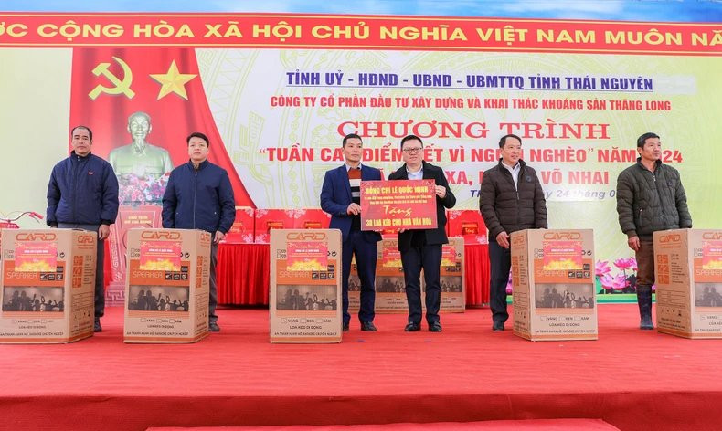 Le Quoc Minh, subjefe de la Comisión de Comunicación y Educación del Comité Central del PCV, presidente-editor de Nhan Dan y titular de la Asociación de Peridotitas del país, entrega 30 altavoces a las casas culturales en la comuna de Than Xa. 