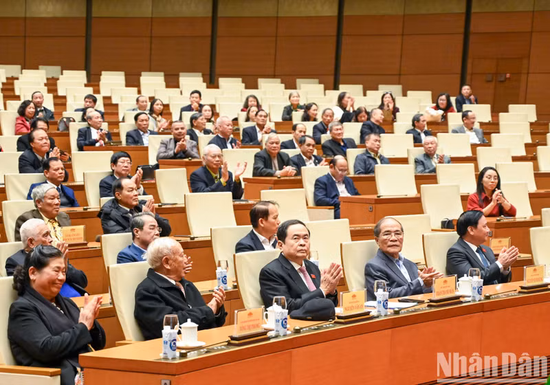 El presidente de la ANV, Tran Thanh Man, los extitulares de ese órgano, Nguyen Van An y Nguyen Sinh Hung, y los delegados.
