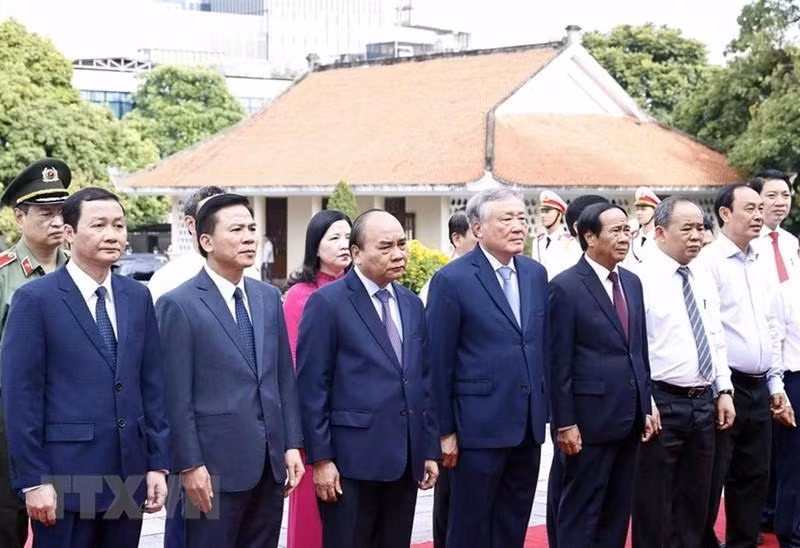El presidente Nguyen Xuan Phuc ofrece incienso y flores en el sitio. (Foto: Thong Nhat/VNA)