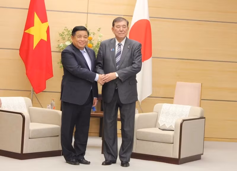 El viceprimer ministro vietnamita Nguyen Chi Dung se reunió con el primer ministro de Japón, Ishiba Shigeru. (Foto: VNA)