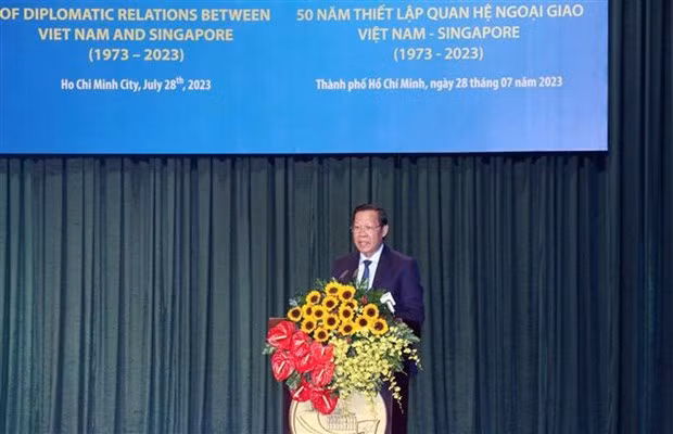 El presidente del Comité Popular municipal, Phan Van Mai, habla en el evento. (Foto: VNA)