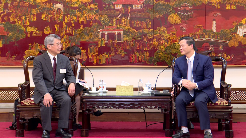 El vicepresidente permanente del Comité Popular de Bac Ninh, Vuong Quoc Tuan (D), recibe al director del Centro de Promoción Industrial de Kanagawa, Mogi Yoshibaru. (Fotografía: thoidai.com)
