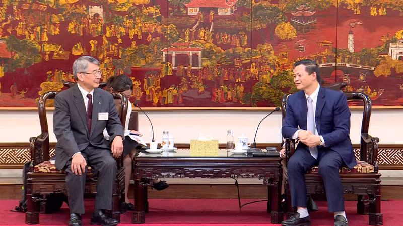 El vicepresidente permanente del Comité Popular de Bac Ninh, Vuong Quoc Tuan (D), recibe al director del Centro de Promoción Industrial de Kanagawa, Mogi Yoshibaru. (Fotografía: thoidai.com)