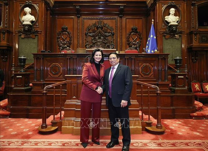El primer ministro de Vietnam, Pham Minh Chinh, y la presidenta del Senado de Bélgica, Stephanie D'Hose. (Fotografía: VNA)
