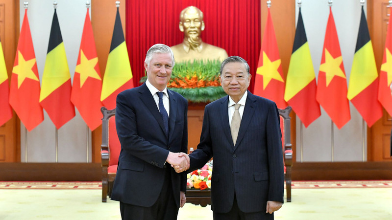 El secretario general del PCV, To Lam, recibe al rey Felipe de Bélgica.