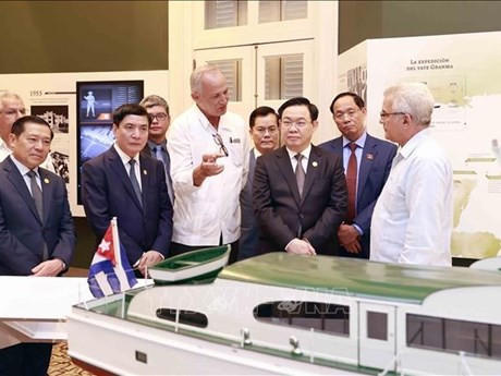 El presidente de la Asamblea Nacional de Vietnam, Vuong Dinh Hue, visita el Centro Fidel Castro Ruz. (Foto: VNA)