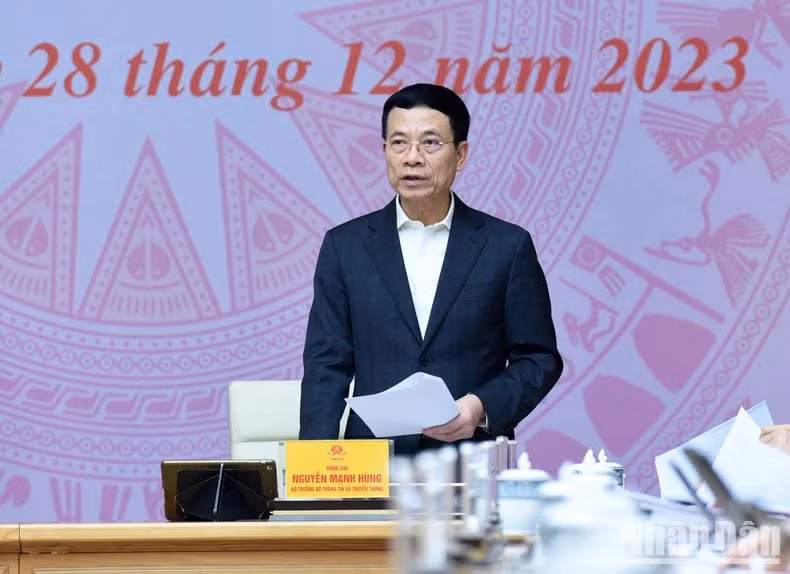 El ministro de Información y Comunicaciones, Nguyen Manh Hung, habla en la cita.
