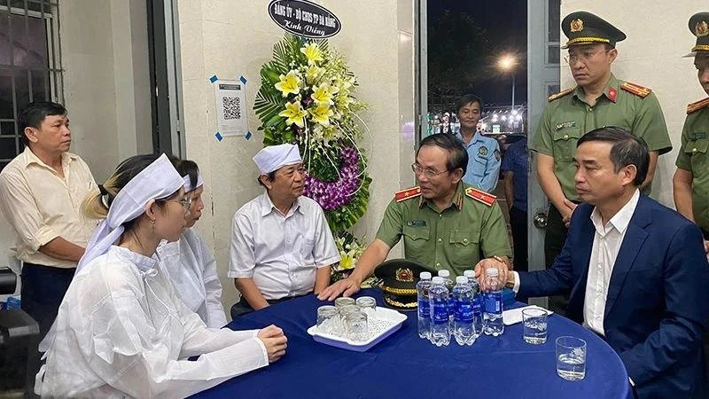Los líderes de Da Nang visitan y expresan sus condolencias a la familia de Tran Minh Thanh. (Foto: Nhan Dan)
