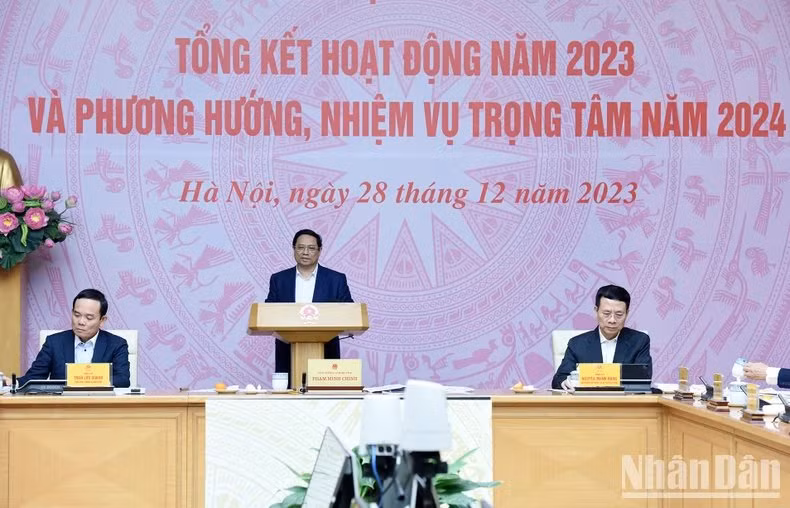 El primer ministro Pham Minh Chinh preside la reunión.