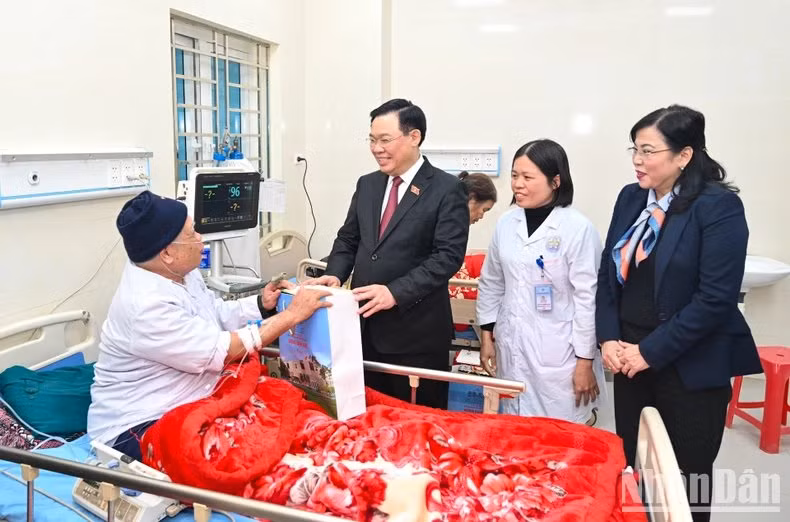El presidente de la AN, Vuong Dinh Hue, visita y entrega obsequios a los pacientes del Hospital General del distrito de Dinh Hoa.