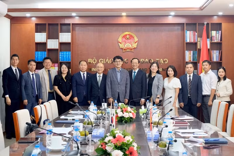 Delegados en el encuentro. (Foto: giaoducthoidai.vn)