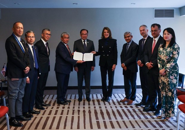 El primer ministro Anwar Ibrahim (quinto, izquierda) presencia el intercambio de un memorando de entendimiento entre el director ejecutivo de la Autoridad de Desarrollo de Inversiones de Malasia, Arham Abdul Rahman (cuarto, izquierda) y el presidente y director de Inversiones; Ruth Porat (quinta, derecha), directora financiera de Alphabet y Google, en San Francisco, EE. UU. (Foto: https://www.thestar.com.my/)