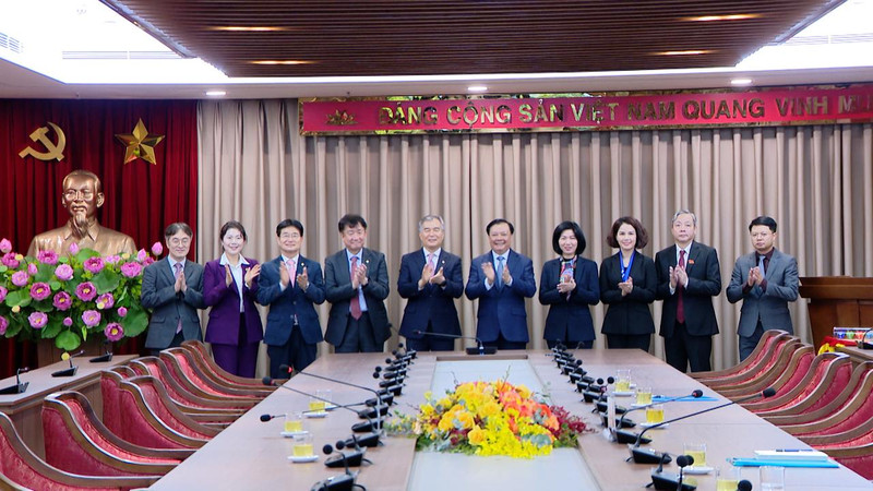 Delegados en el encuentro. (hanoionline.vn)