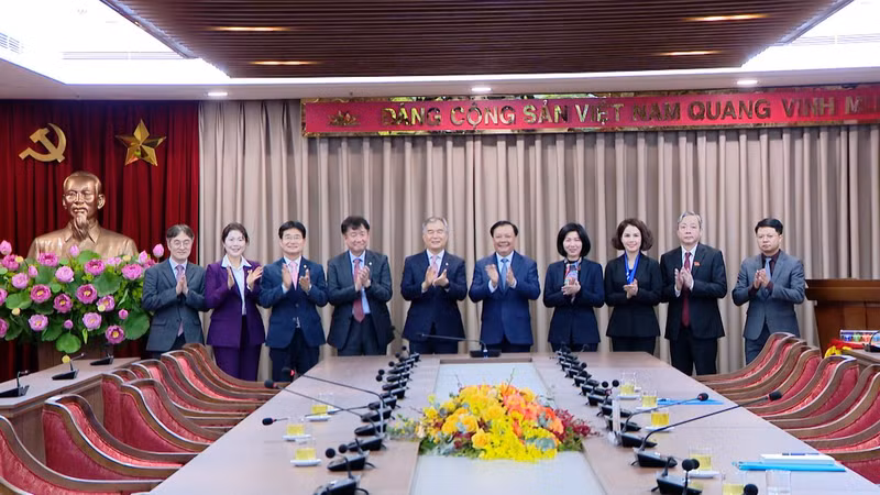 Delegados en el encuentro. (hanoionline.vn)