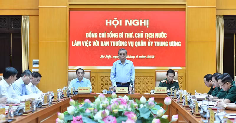 El secretario general del PCV y presidente del país, To Lam, el primer Pham Minh Chinh y otros líderes y delegados del Partido y del Estado en la conferencia. 