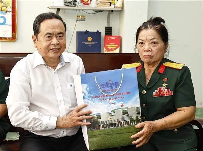 El presidente de la Asamblea Nacional de Vietnam, Tran Thanh Man, entrega obsequios a la Heroína de Fuerzas Armadas Populares de Vietnam Nguyen Thi Van. (Foto: VNA)