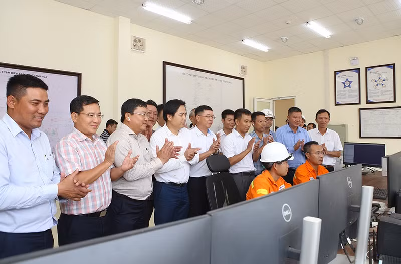 La energización del tramo Quynh Luu - Thanh Hoa de línea de transmisión 500 kV. (Foto: VNA)
