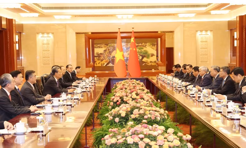 La máxima autoridad del Partido Comunista y presidente de Vietnam, To Lam, en la reunión con titular del Comité Permanente de la Asamblea Popular Nacional de China, Zhao Leji. (Foto: Tri Dung/VNA)