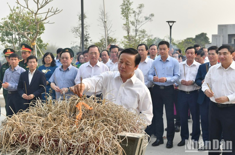 El viceprimer ministro Tran Hong Ha ofrece inciensos en el Templo Conmemorativo de los Mártires en el campo de batalla de Dien Bien Phu y el Cementerio de Mártires A1. (Foto: Nhan Dan)