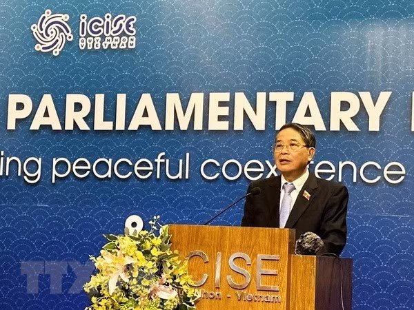 El vicepresidente de la Asamblea Nacional de Vietnam Nguyen Duc Hai interviene en el seminario. (Foto: VNA)